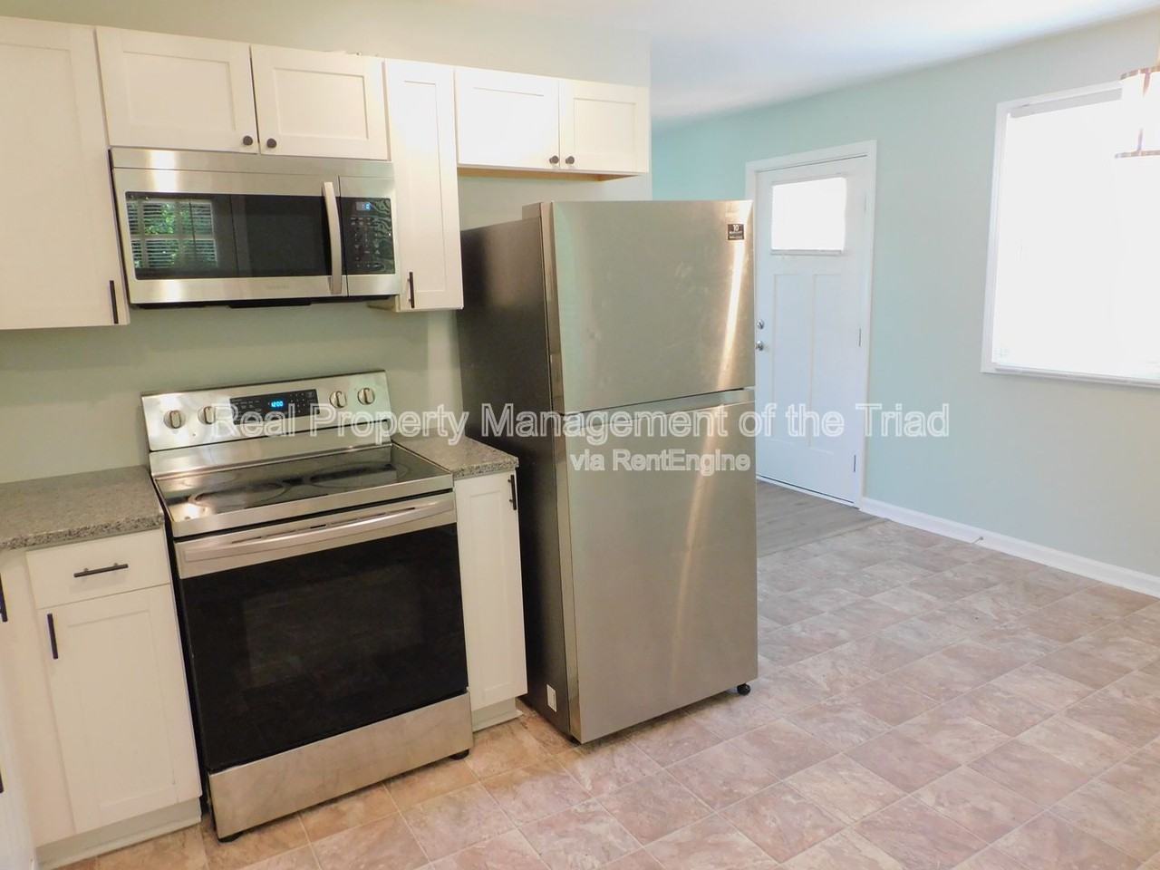 3016 Myra St - Photo 2 of 20