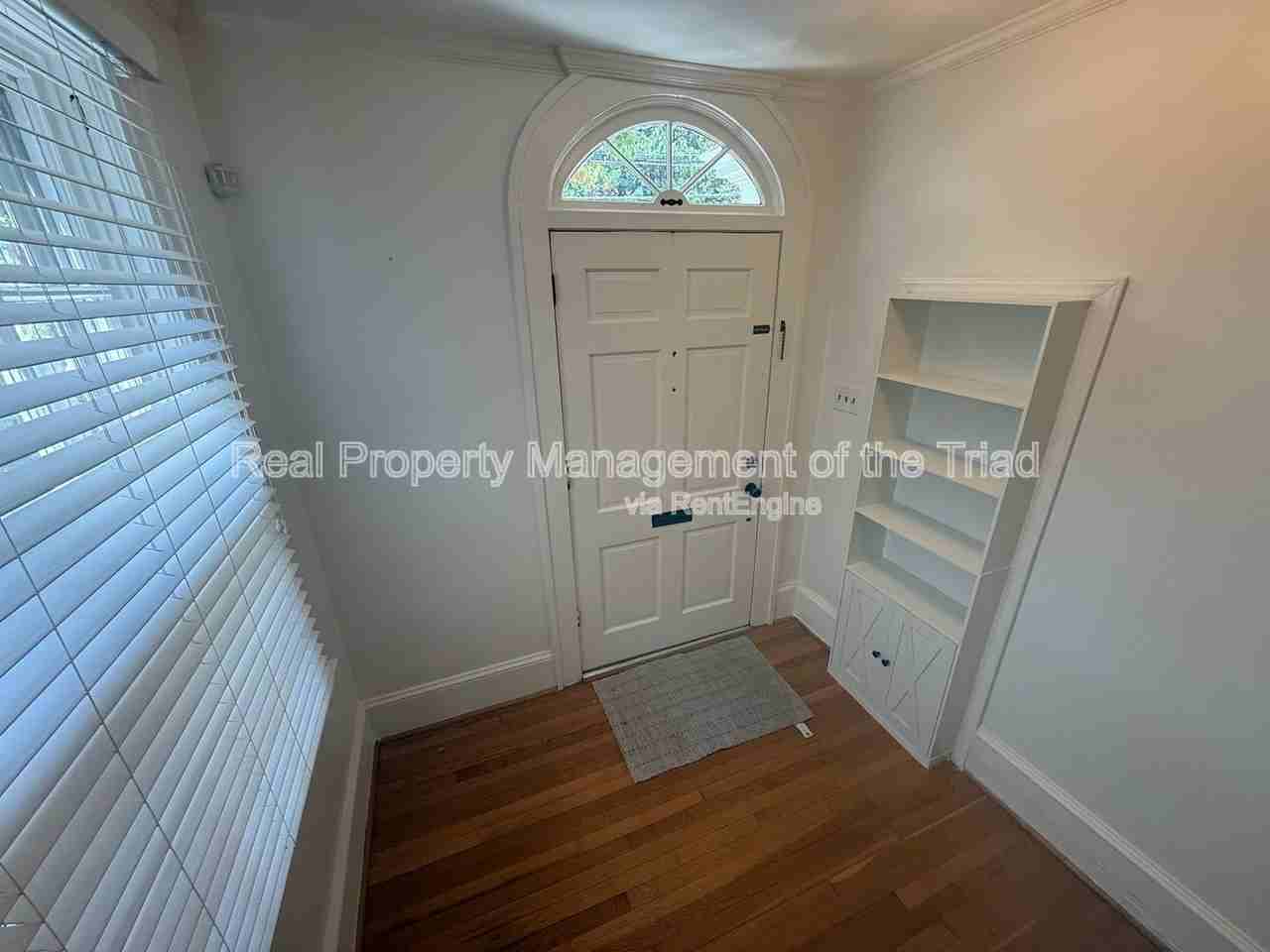 513 S Hawthorne Rd - Photo 2 of 20