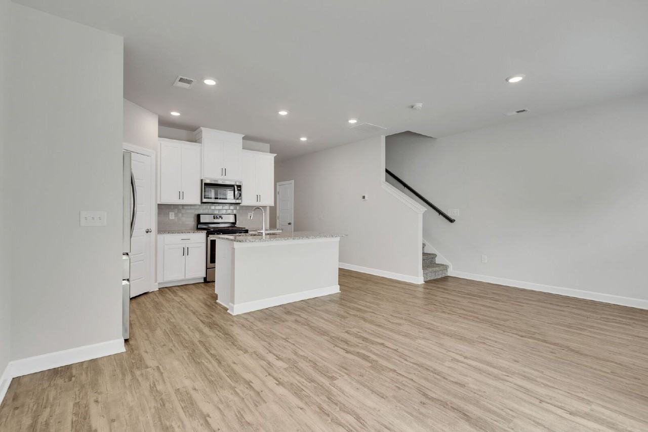 106 Telford Dr - Photo 6 of 37