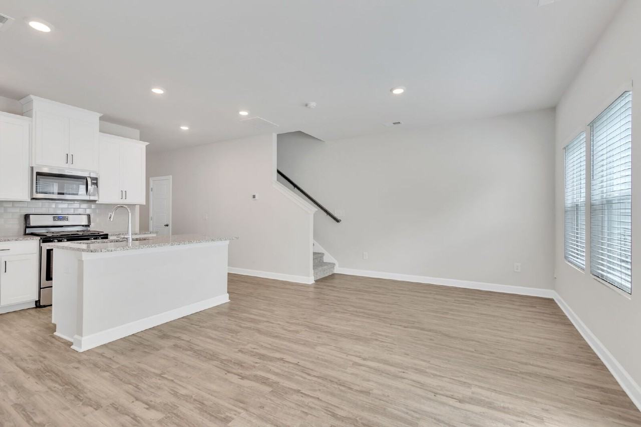 106 Telford Dr - Photo 7 of 37