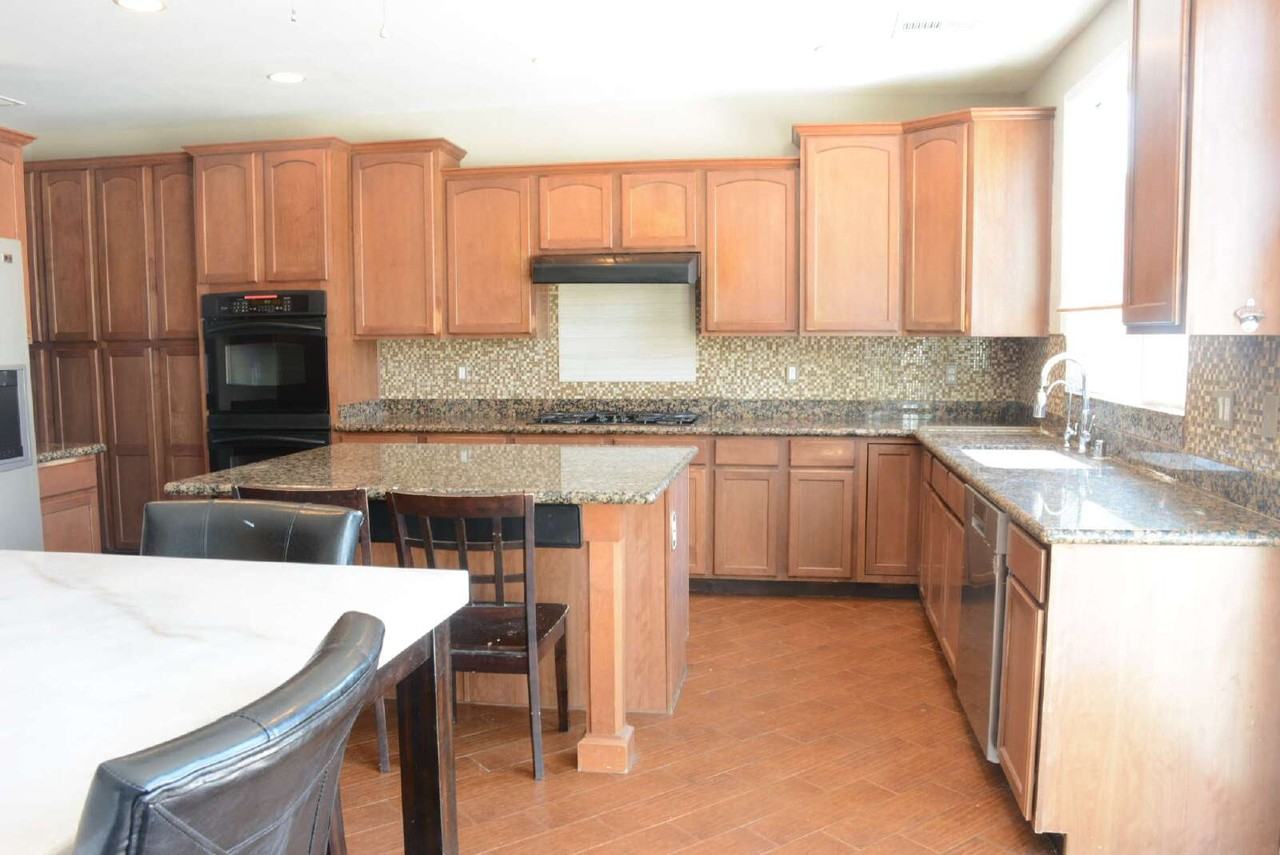11631 Suburban Rd - Photo 7 of 30