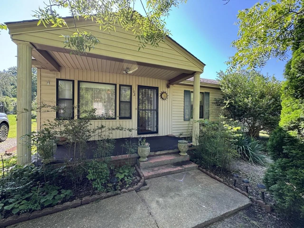 102 Magnolia Dr - Photo 2 of 3