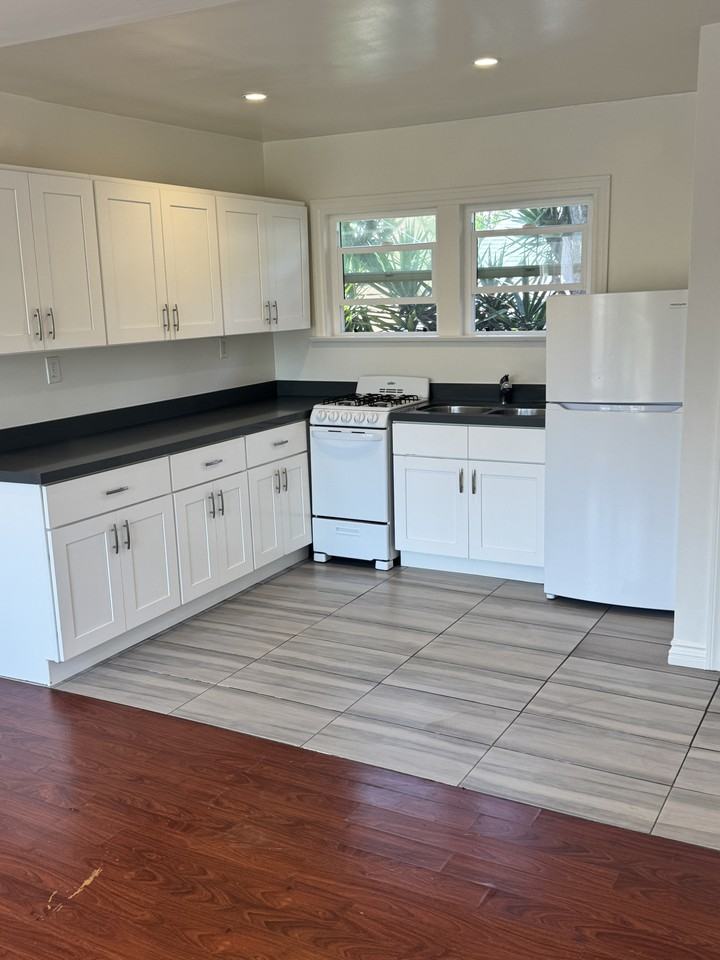 1131 N Vista St - Photo 2 of 10