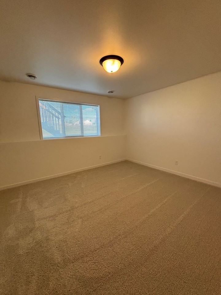 3 Bed 3 Bath  Townhomes - Photo 7 of 17