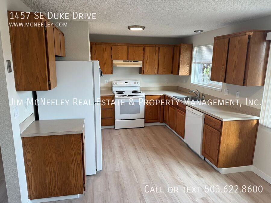 1457 Se Duke Dr - Photo 3 of 17