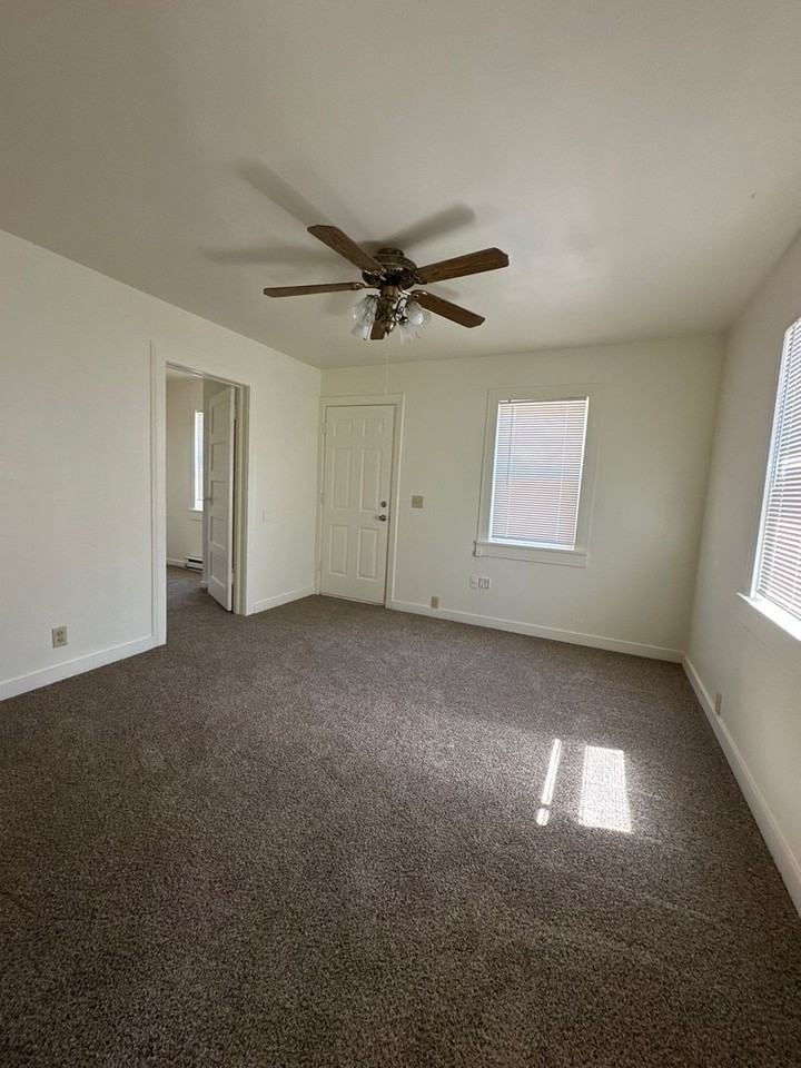 1826 Summers Ln - Photo 2 of 9