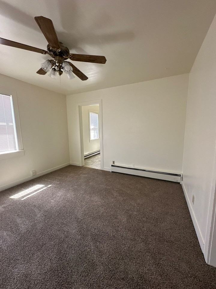 1826 Summers Ln - Photo 3 of 9