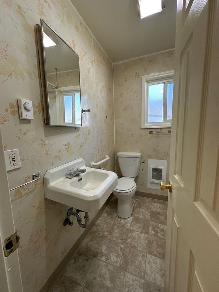 1826 Summers Ln - Photo 6 of 9