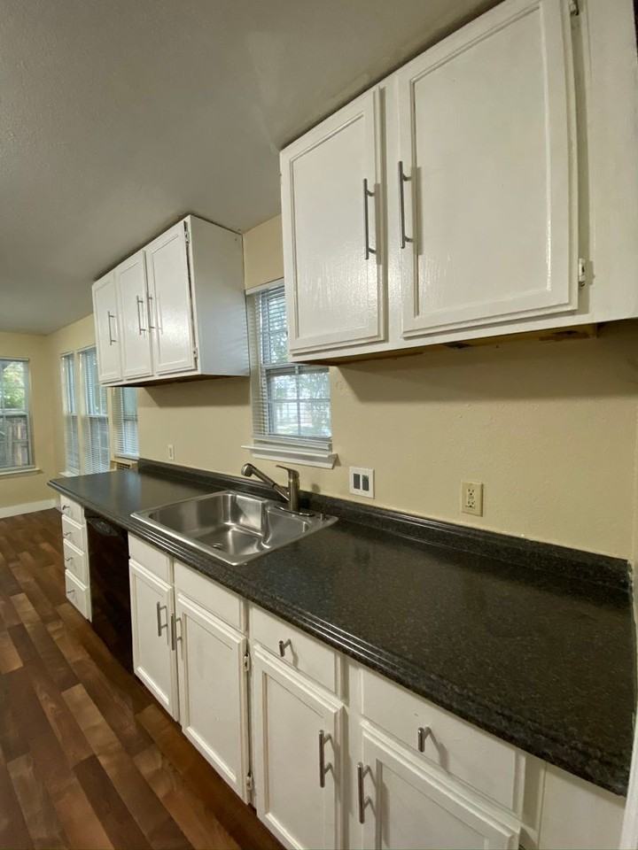 403 Pedernales St - Photo 6 of 21