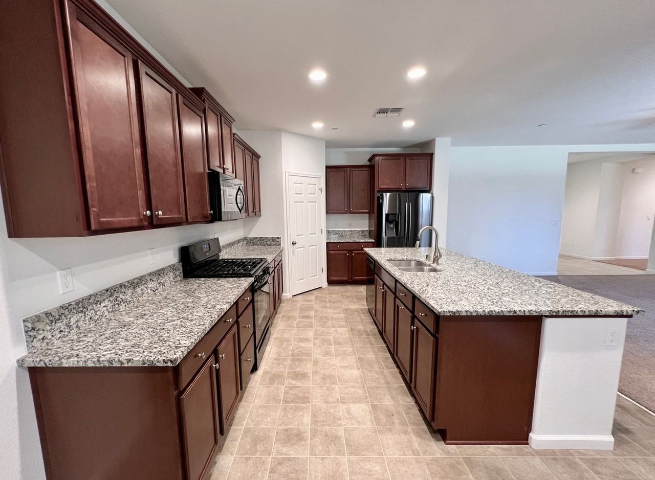 2407 N Stanley Ave - Photo 3 of 17