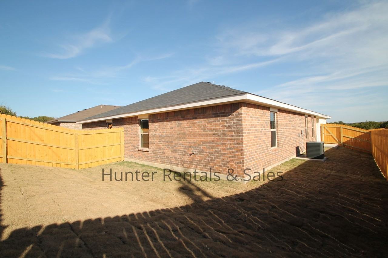 1810 Ponca Trl Apt B - Photo 3 of 27