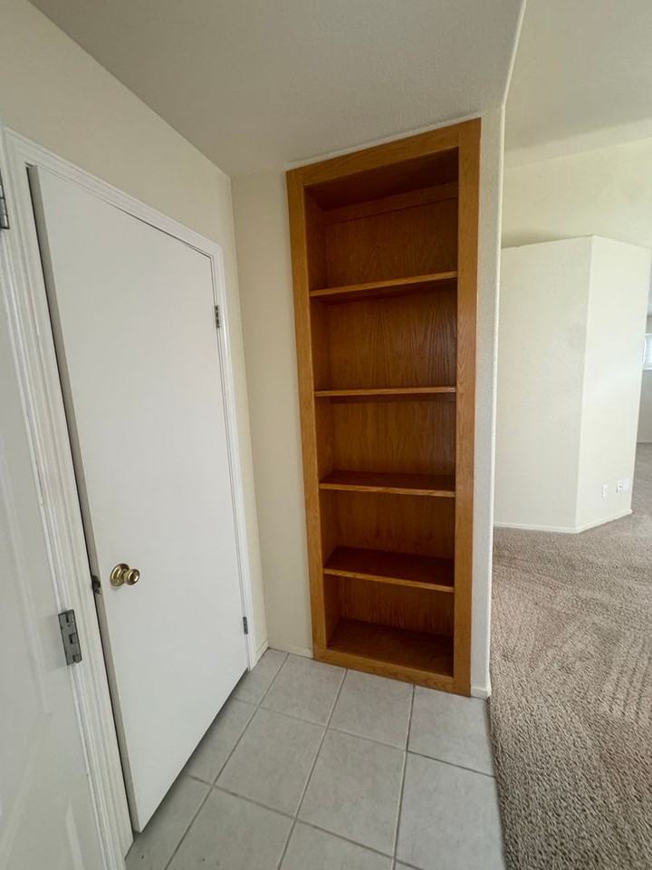 223 Riverside Ct - Photo 4 of 30