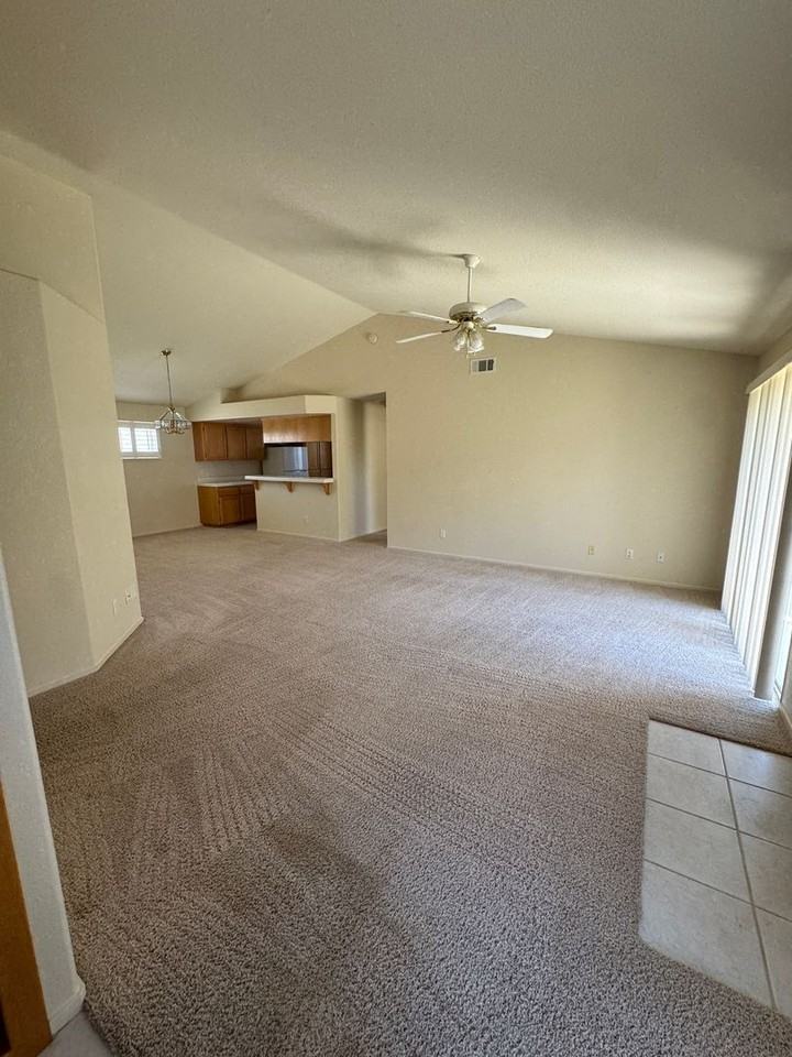 223 Riverside Ct - Photo 5 of 30