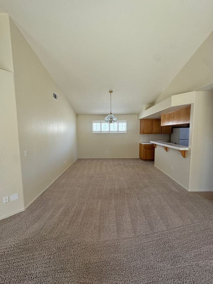 223 Riverside Ct - Photo 6 of 30