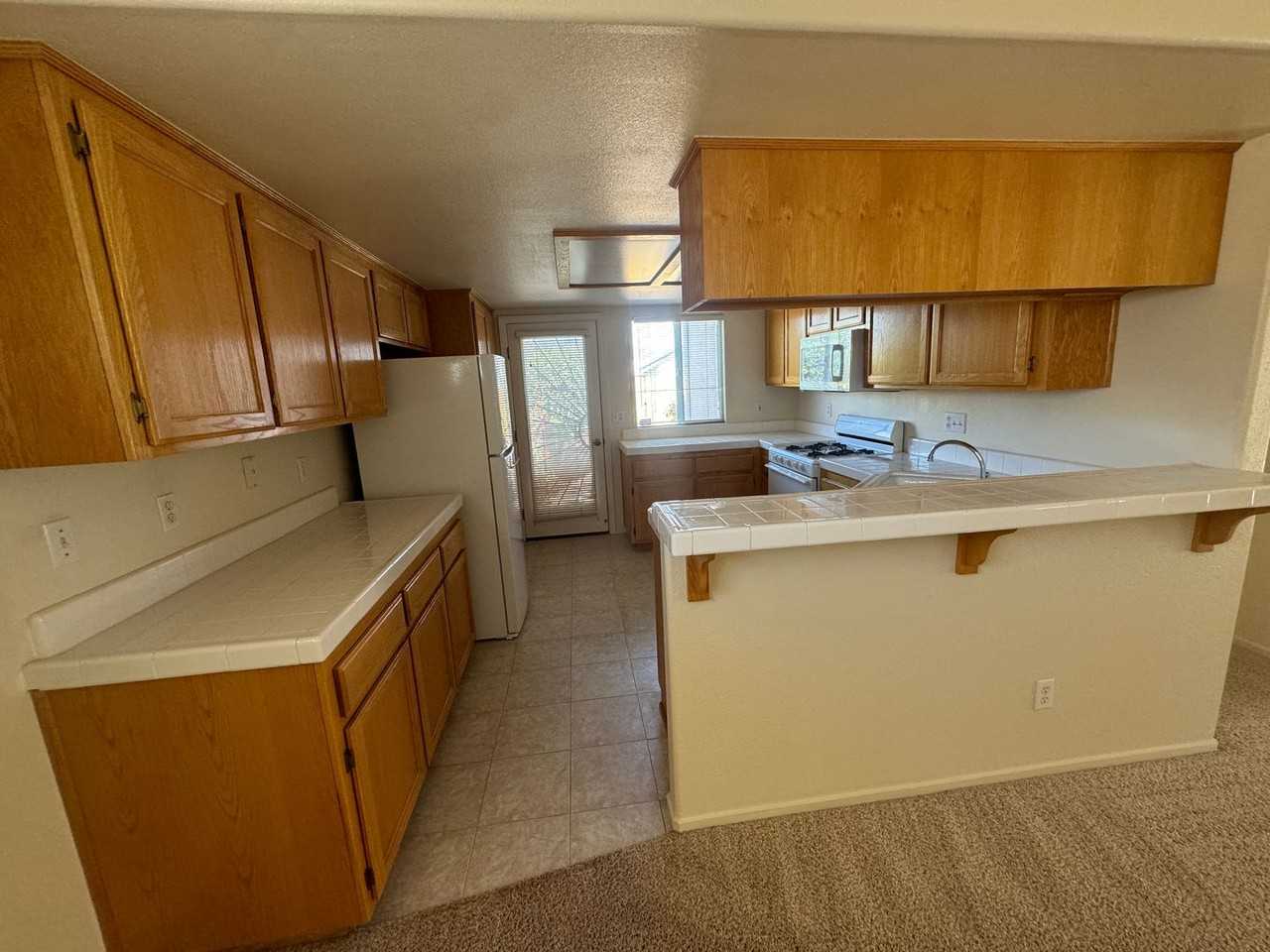 223 Riverside Ct - Photo 7 of 30