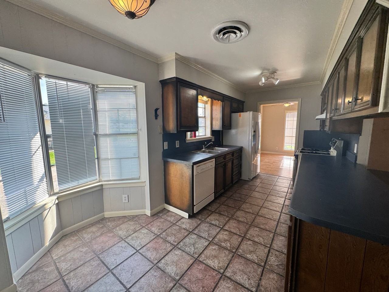 1415 Forest Ln - Photo 3 of 15