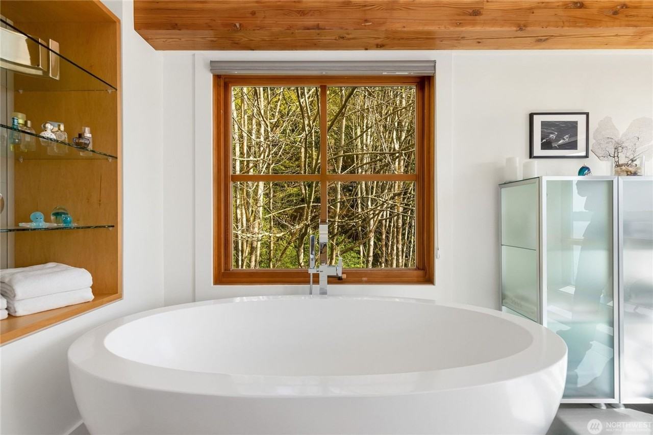 10405 47th Ave Sw - Photo 3 of 39