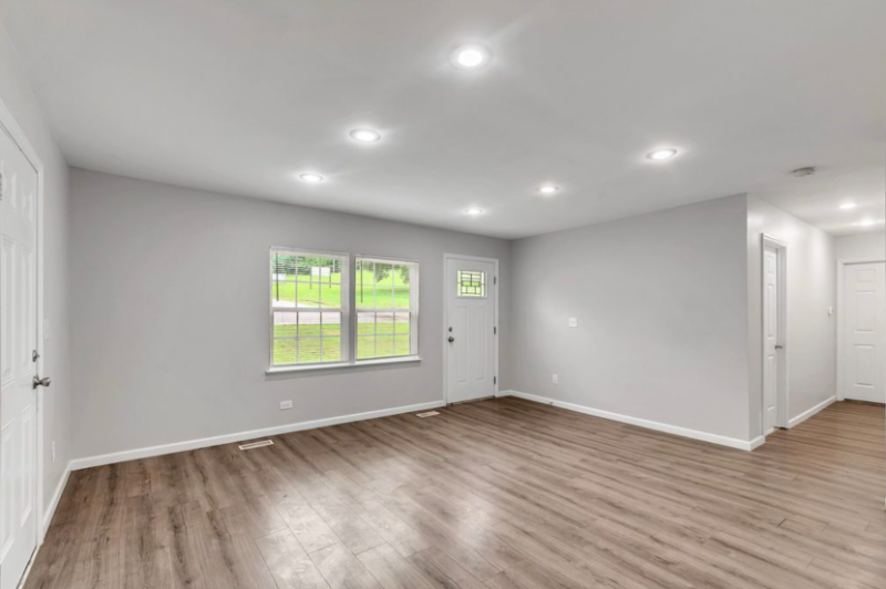 606 W 4th St - Photo 4 of 14