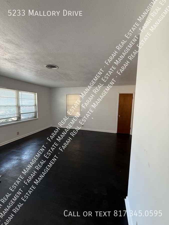 5233 Mallory Dr - Photo 3 of 12