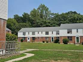 39 Nob Hill Cir #B - Photo 1 of 1