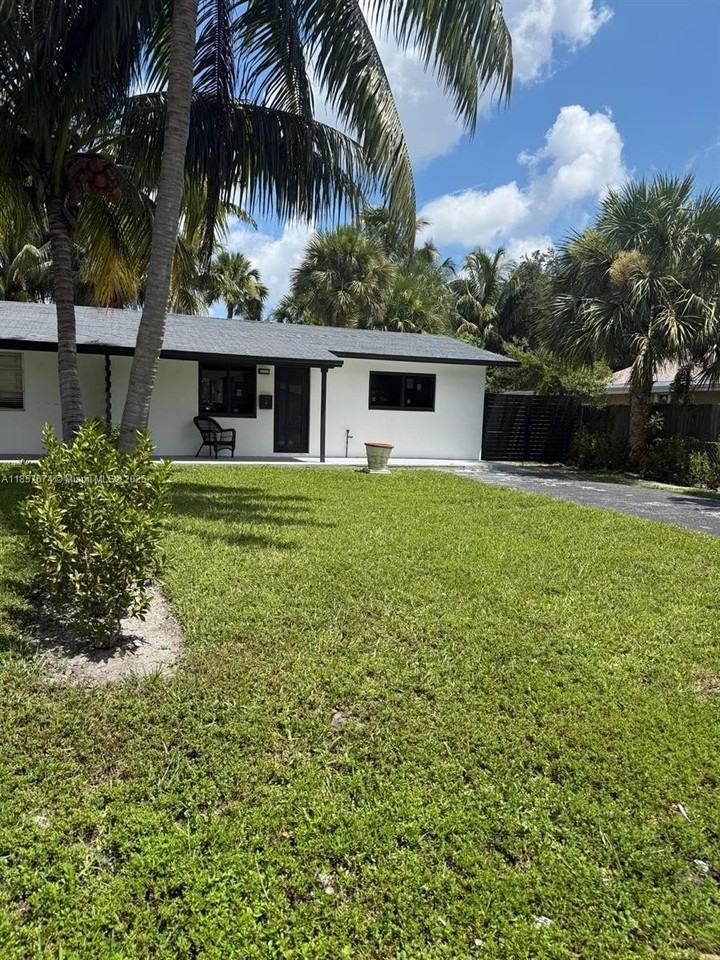 2927 Sw 19th St #1-2 - Photo 2 of 8