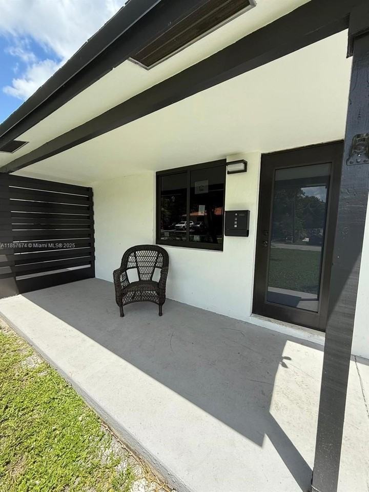 2927 Sw 19th St #1-2 - Photo 4 of 8