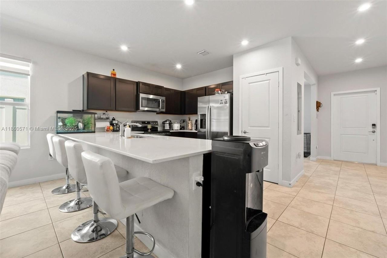 610 NW 11th Ave - Photo 2 of 28