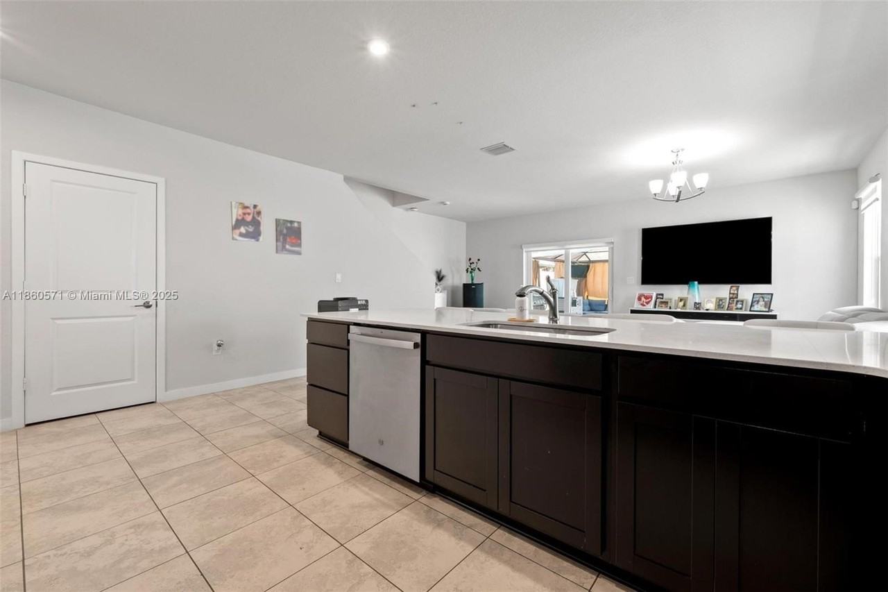 610 NW 11th Ave - Photo 3 of 28