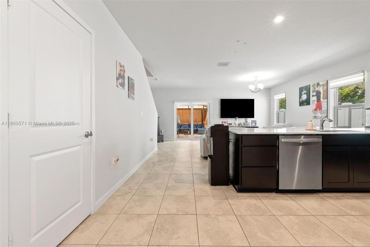 610 NW 11th Ave - Photo 6 of 28