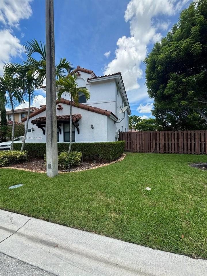 9713 Nw 8th Ter - Photo 3 of 46