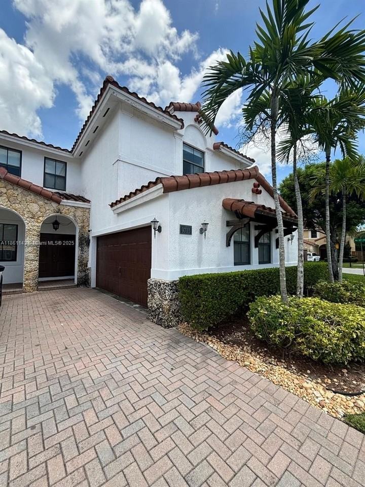 9713 Nw 8th Ter - Photo 4 of 46