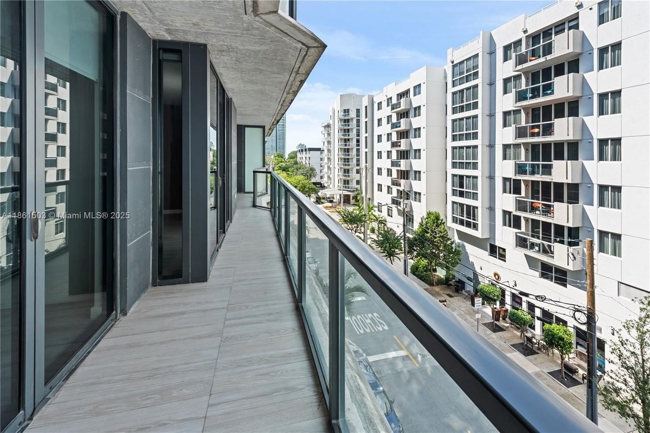 201 Southwest 17th Road #502 - Photo 4 of 17