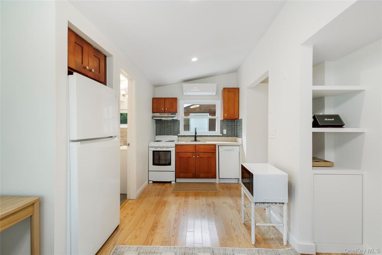 61 Squires Ave - Photo 7 of 9