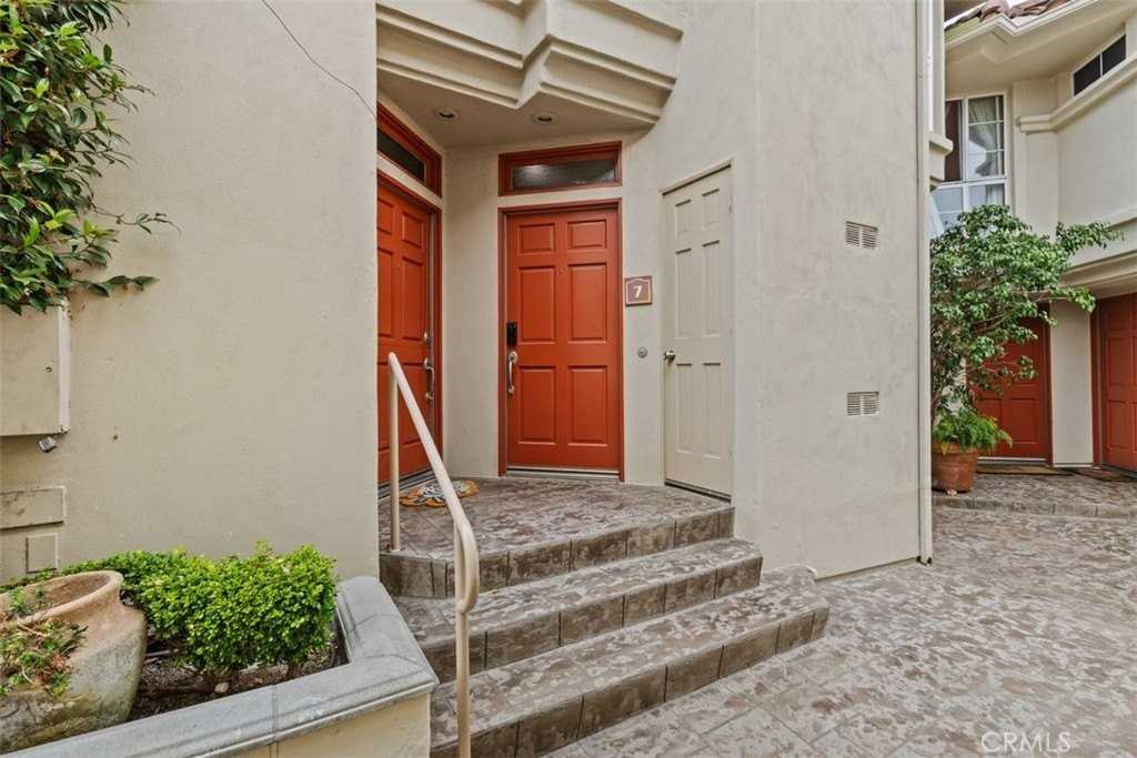 2101 E 15th St #7 - Photo 3 of 23