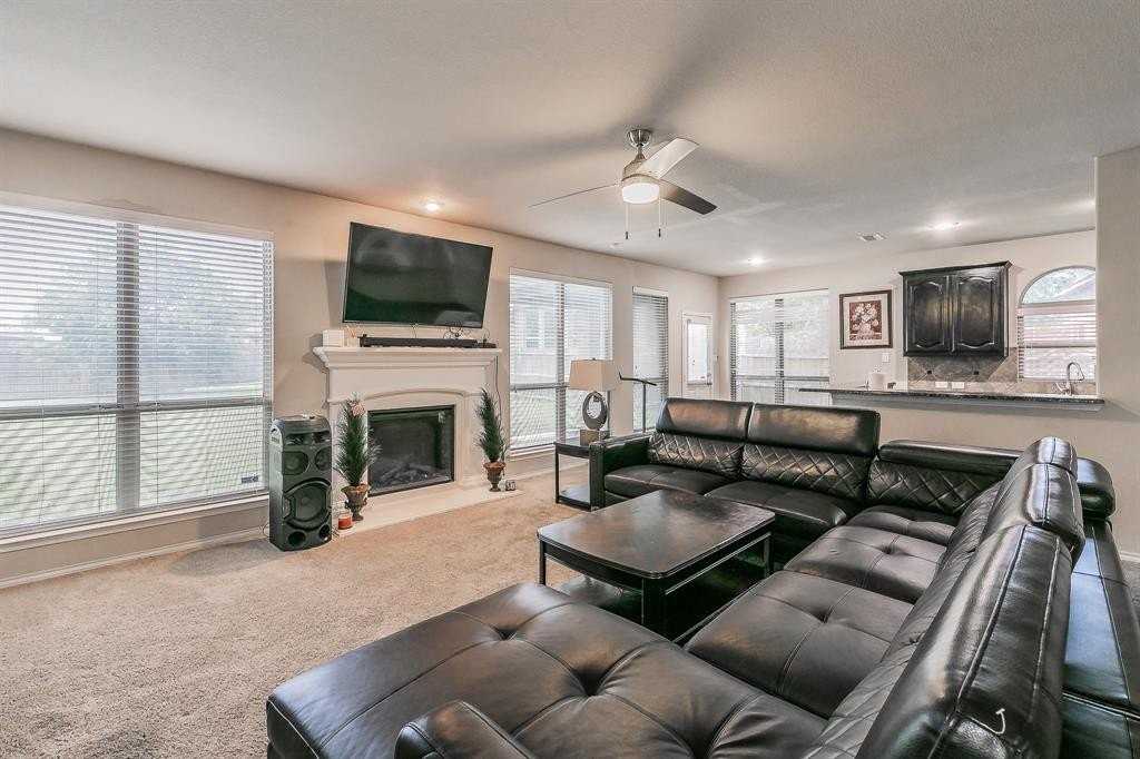 210 Warbler Dr - Photo 3 of 17