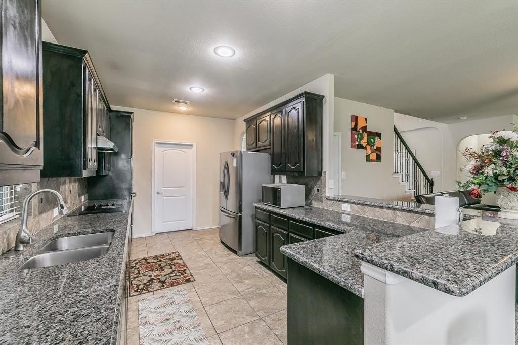 210 Warbler Dr - Photo 5 of 17