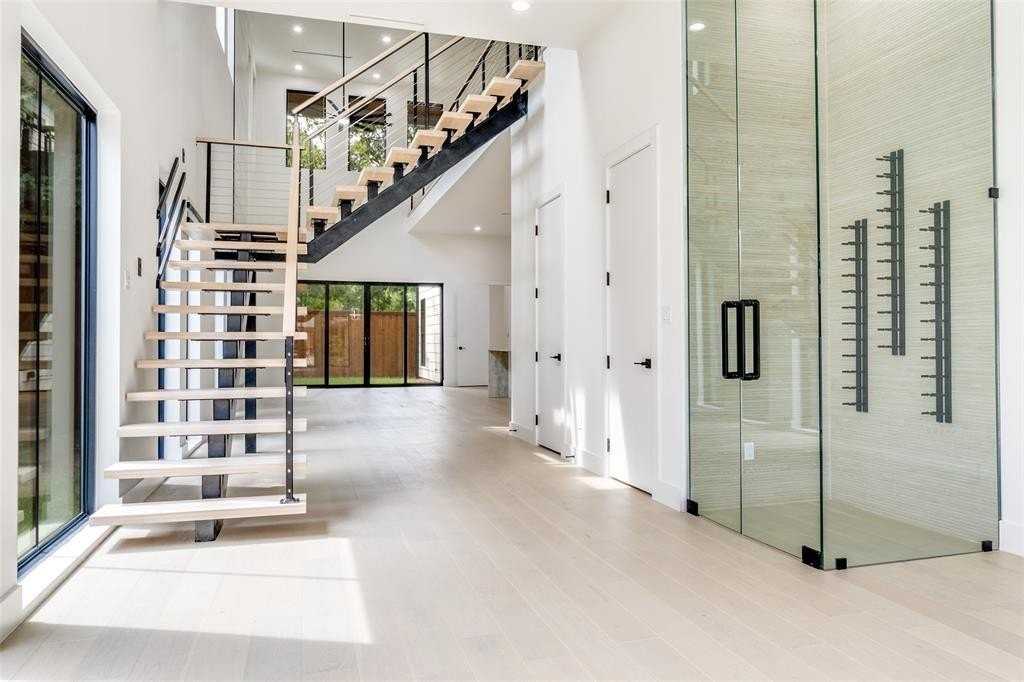 4218 Bonham St - Photo 5 of 34