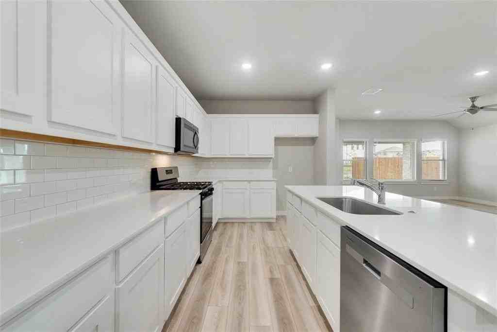 809 Tidal Dr - Photo 6 of 21