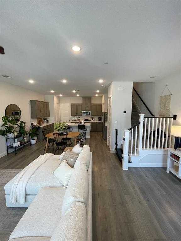 4929 Barcelona Avenue - Photo 7 of 38