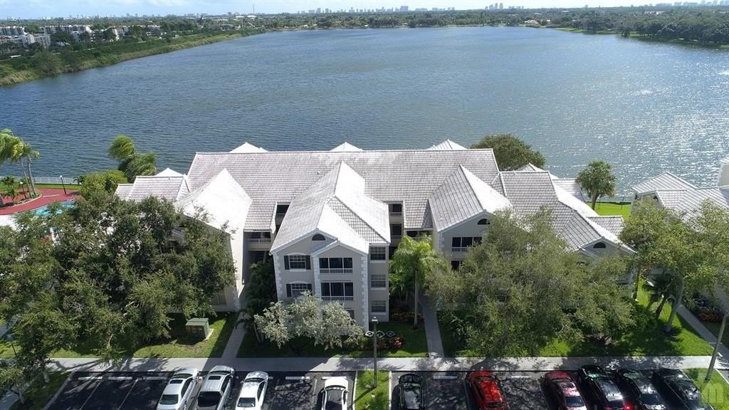 2811 North Oakland Forest Drive #201 - Photo 4 of 37