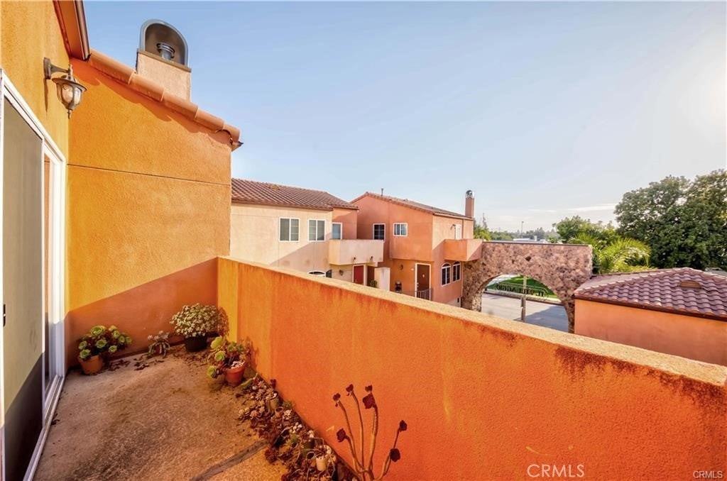 306 S 1st Ave - Photo 4 of 32