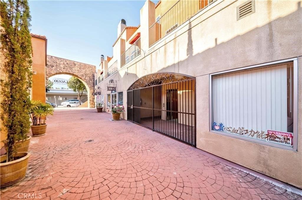 306 S 1st Ave - Photo 7 of 32