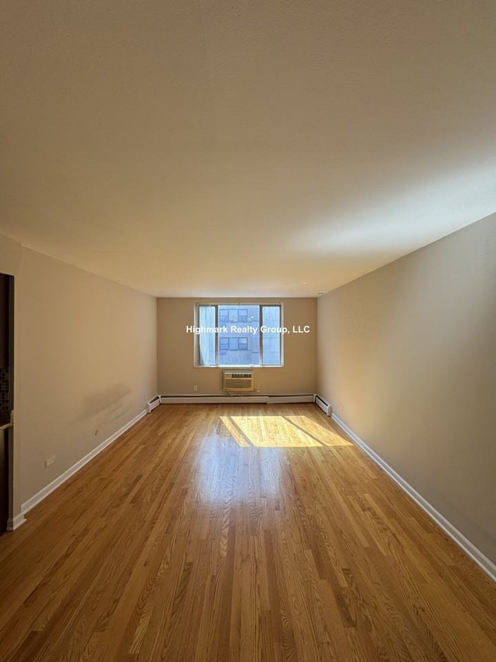 5820 N Sheridan Rd #504 - Photo 2 of 6