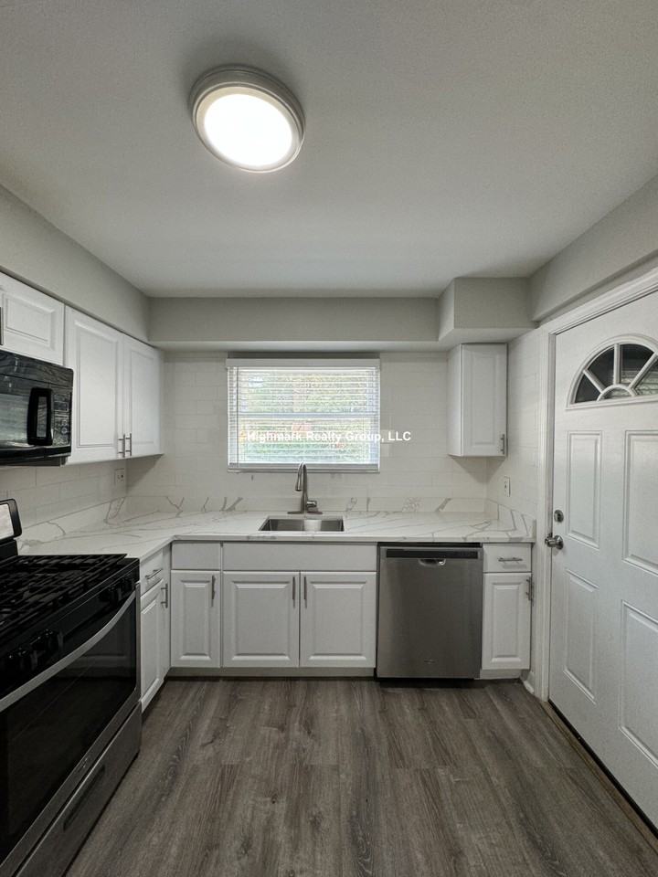 1327 W Sherwin Ave #GOA - Photo 3 of 13