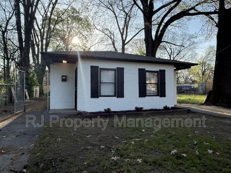 1382 S Wellington St - Photo 2 of 10