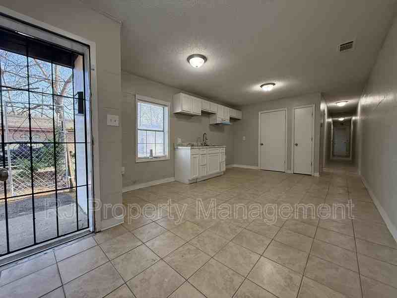 1382 S Wellington St - Photo 3 of 10