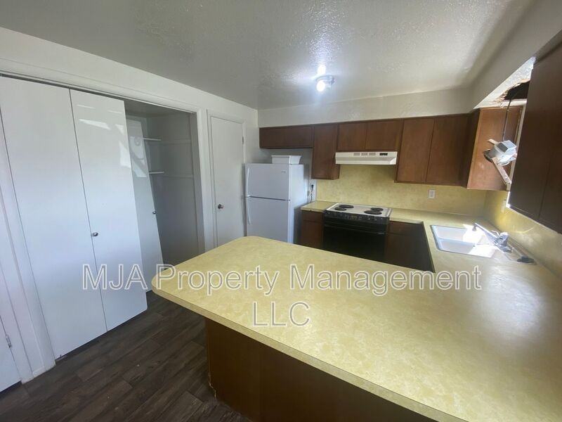 1428 W #11 - Photo 3 of 24