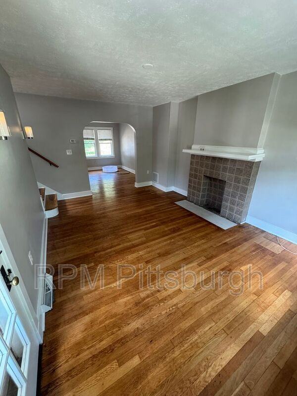 105 N Meadowcroft Ave - Photo 2 of 19