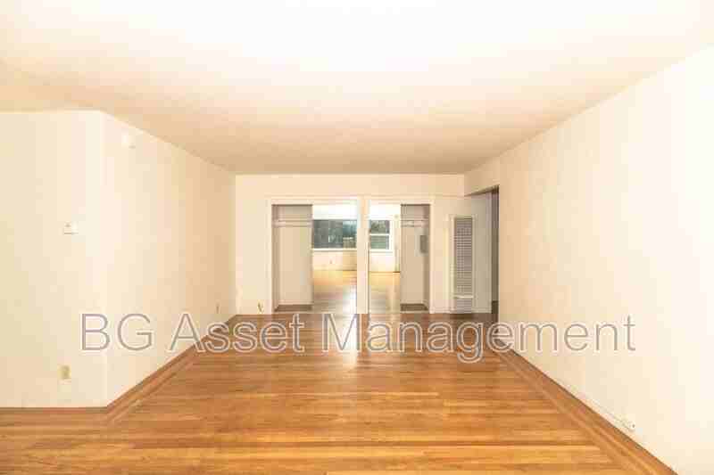 846 York St - Photo 2 of 12