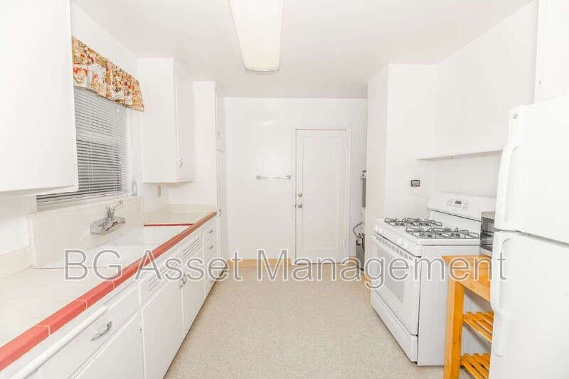 846 York St - Photo 3 of 12